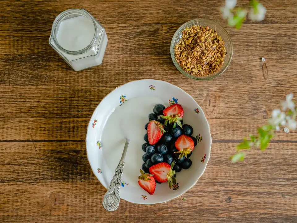Bowl de skyr protéiné aux fruits rouges
